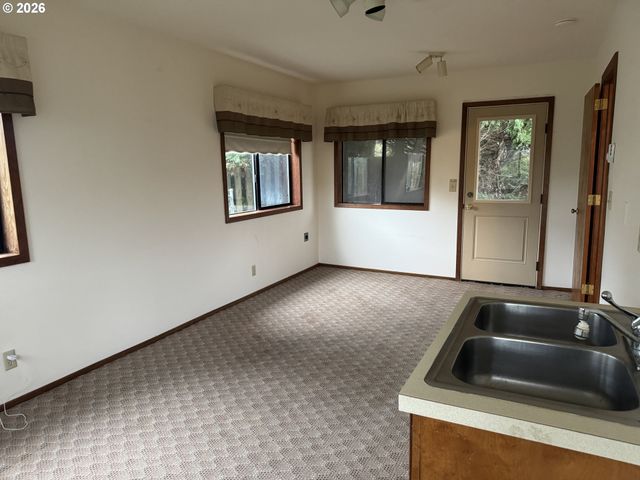 870 Sw 12TH St, Bandon, OR 97411