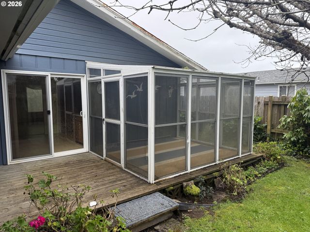 870 Sw 12TH St, Bandon, OR 97411