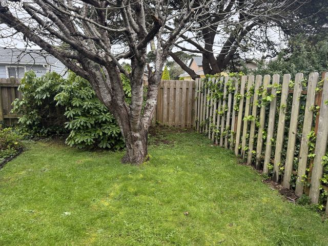 870 Sw 12TH St, Bandon, OR 97411