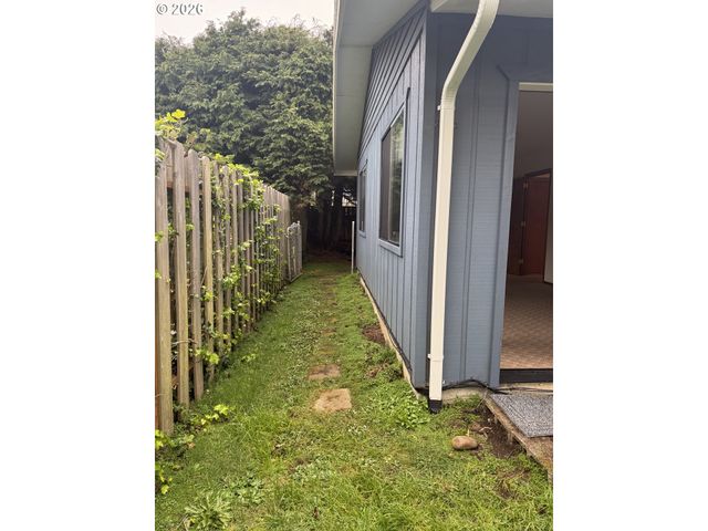 870 Sw 12TH St, Bandon, OR 97411