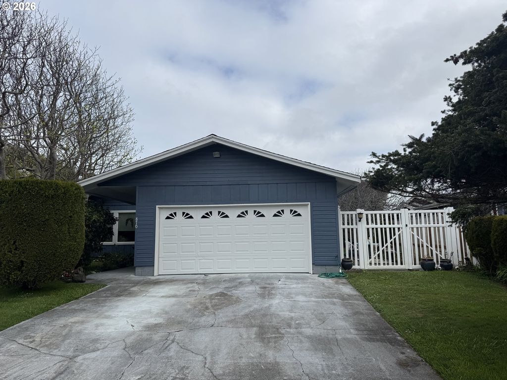 870 Sw 12TH St, Bandon, OR 97411