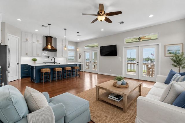 403 W Shore Drive, Clear Lake Shores, TX 77565