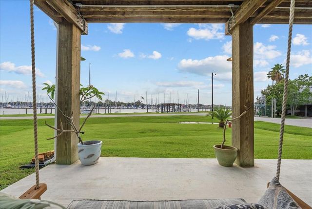 403 W Shore Drive, Clear Lake Shores, TX 77565