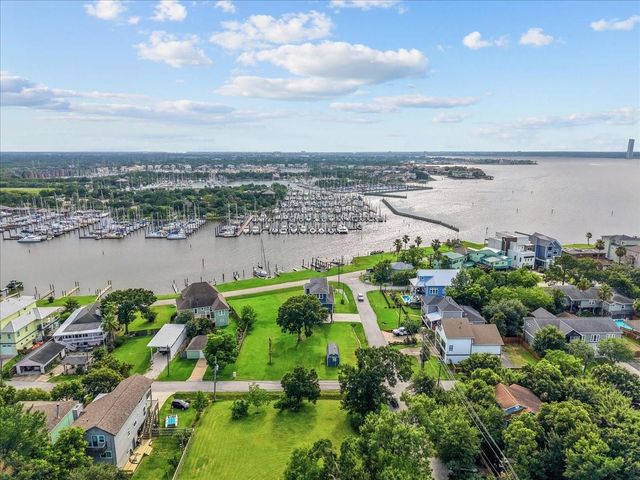 403 W Shore Drive, Clear Lake Shores, TX 77565