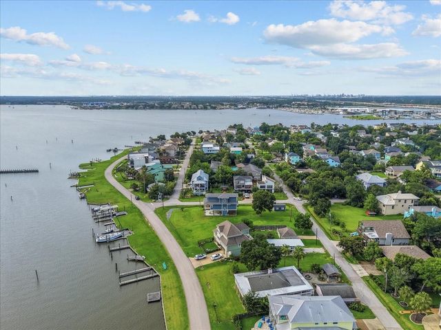 403 W Shore Drive, Clear Lake Shores, TX 77565