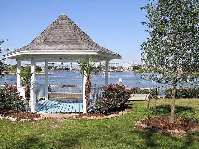 403 W Shore Drive, Clear Lake Shores, TX 77565