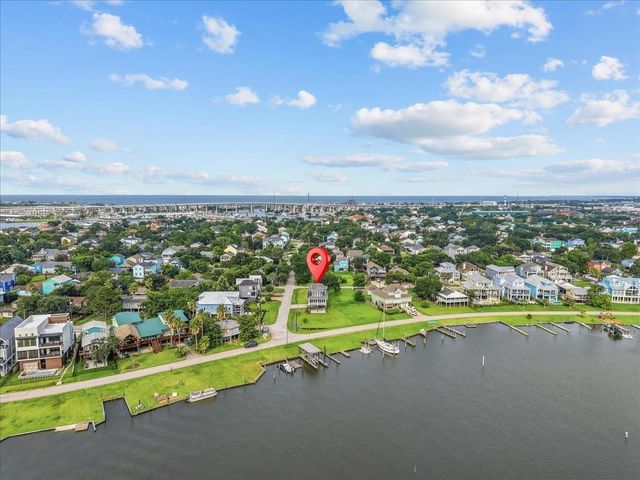 403 W Shore Drive, Clear Lake Shores, TX 77565
