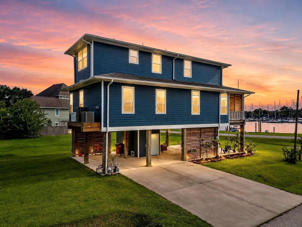 403 W Shore Drive, Clear Lake Shores, TX 77565