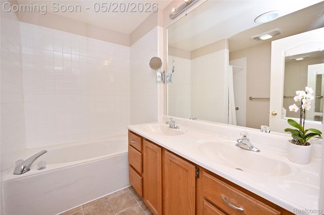 1146 Fairways Boulevard 23, Troy, MI 48085
