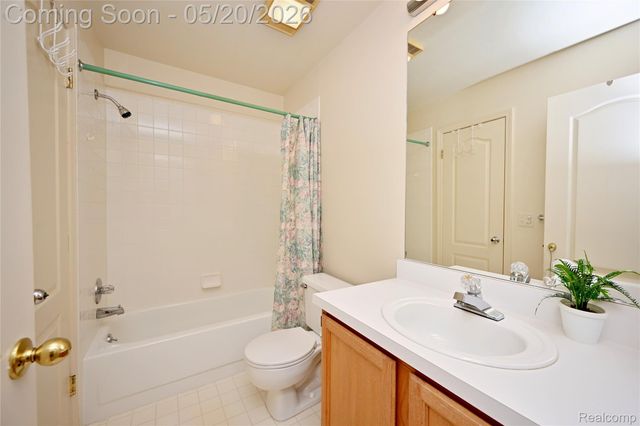 1146 Fairways Boulevard 23, Troy, MI 48085
