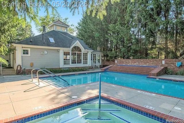 1146 Fairways Boulevard 23, Troy, MI 48085