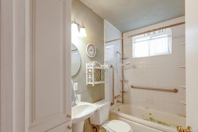 1570 E 26th St, Merced, CA 95340