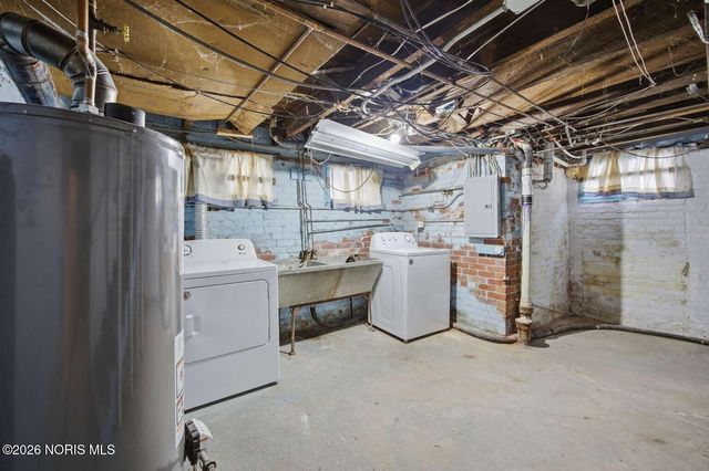 2410 Lawrence Avenue, Toledo, OH 43620