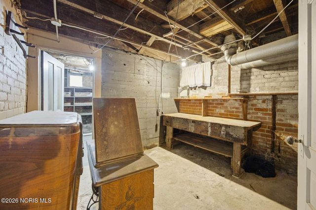 2410 Lawrence Avenue, Toledo, OH 43620