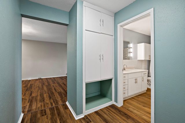7318 W 22nd Street 111, Saint Louis Park, MN 55426