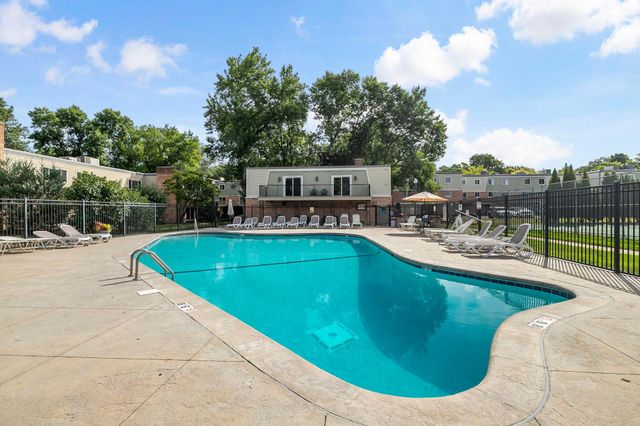7318 W 22nd Street 111, Saint Louis Park, MN 55426