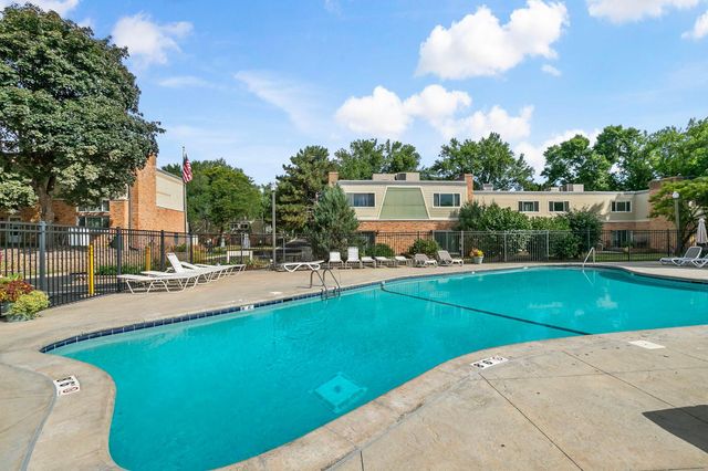 7318 W 22nd Street 111, Saint Louis Park, MN 55426