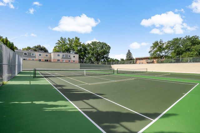 7318 W 22nd Street 111, Saint Louis Park, MN 55426