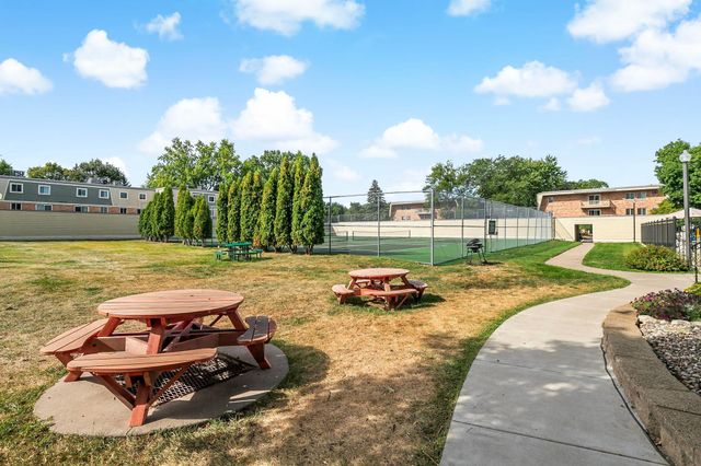 7318 W 22nd Street 111, Saint Louis Park, MN 55426