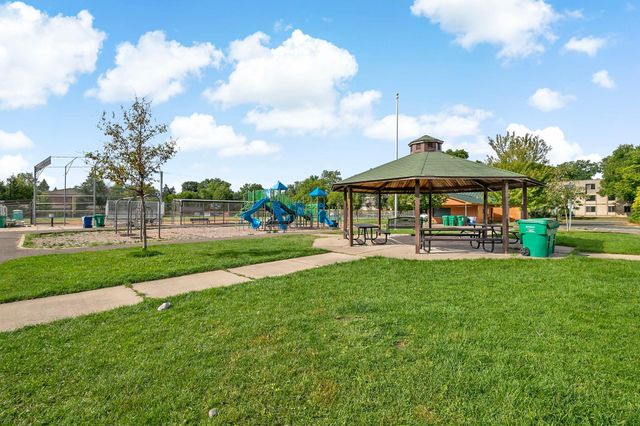 7318 W 22nd Street 111, Saint Louis Park, MN 55426