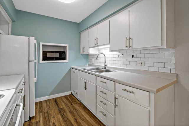 7318 W 22nd Street 111, Saint Louis Park, MN 55426