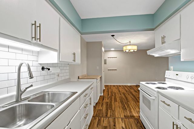 7318 W 22nd Street 111, Saint Louis Park, MN 55426