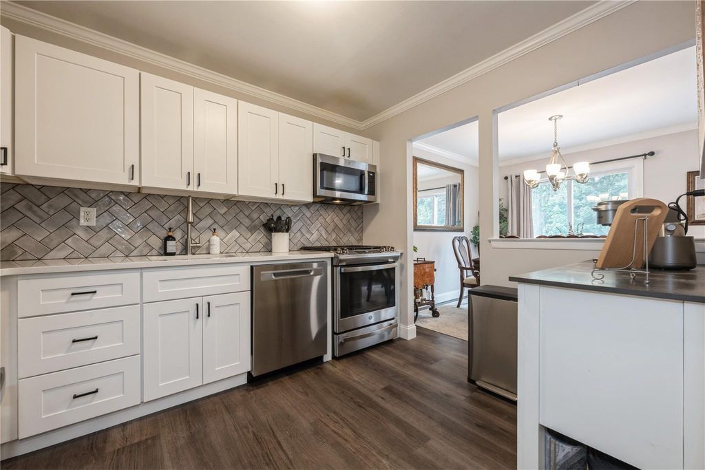 350 Lakeland Avenue 7G, Sayville, NY 11782