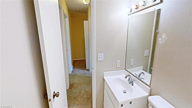2214 Shadow Valley Road E, High Point, NC 27265