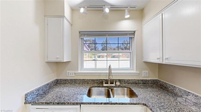 2214 Shadow Valley Road E, High Point, NC 27265