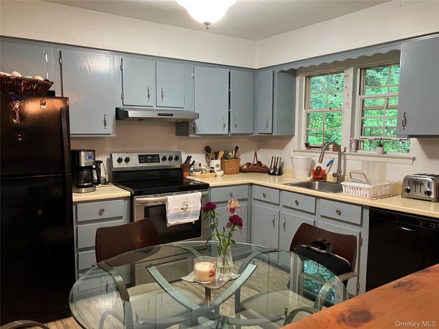 11 Harmony Lane, Glen Cove, NY 11542