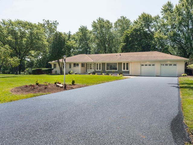 18 Lynn Drive, Hawthorn Woods, IL 60047