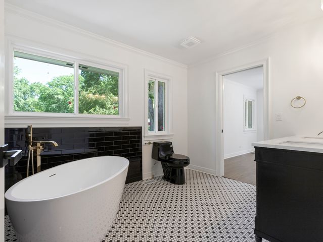 18 Lynn Drive, Hawthorn Woods, IL 60047