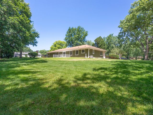 18 Lynn Drive, Hawthorn Woods, IL 60047
