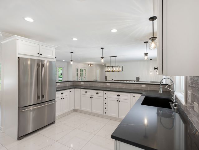 18 Lynn Drive, Hawthorn Woods, IL 60047