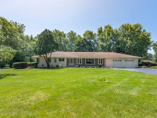 18 Lynn Drive, Hawthorn Woods, IL 60047