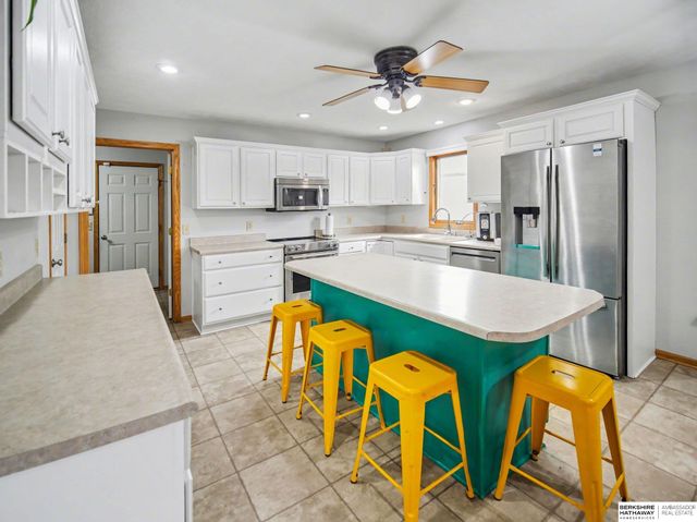 810 Goldenrod Circle, Hickman, NE 68372