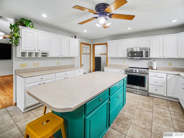 810 Goldenrod Circle, Hickman, NE 68372