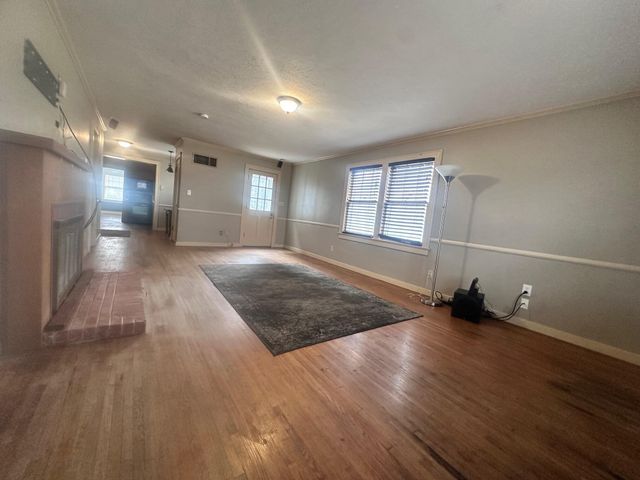 1057 E Stanford Street, Springfield, MO 65807