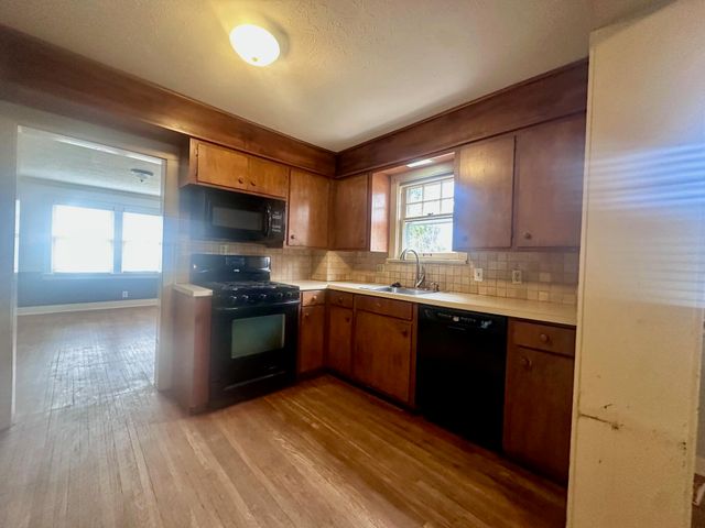 1057 E Stanford Street, Springfield, MO 65807