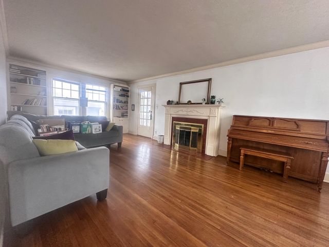 1057 E Stanford Street, Springfield, MO 65807