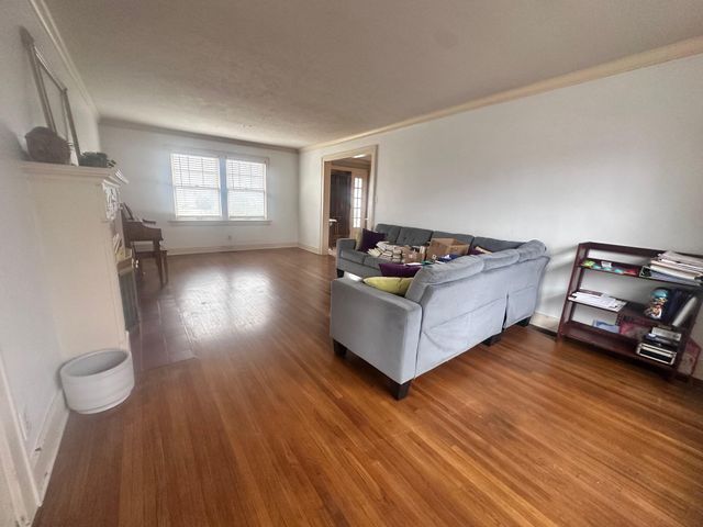 1057 E Stanford Street, Springfield, MO 65807