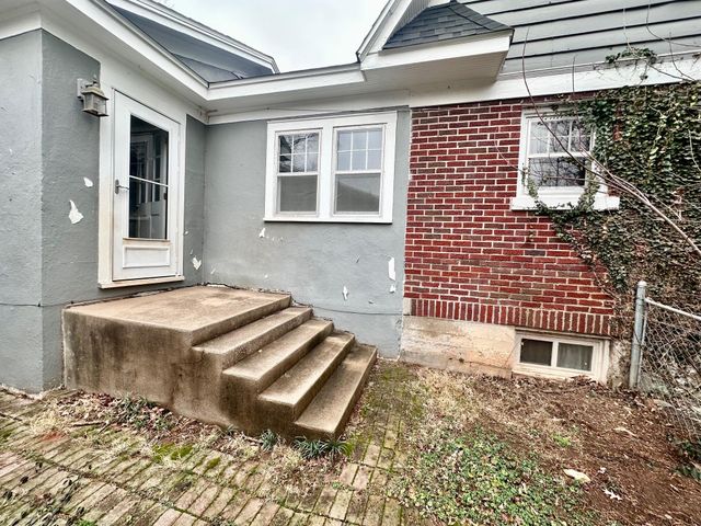 1057 E Stanford Street, Springfield, MO 65807