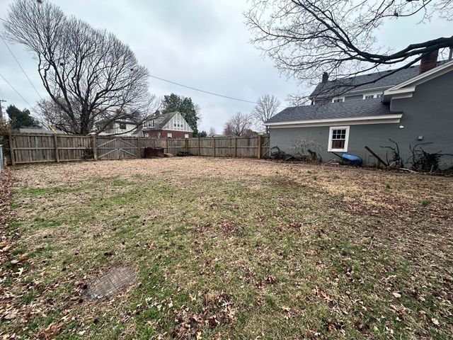 1057 E Stanford Street, Springfield, MO 65807