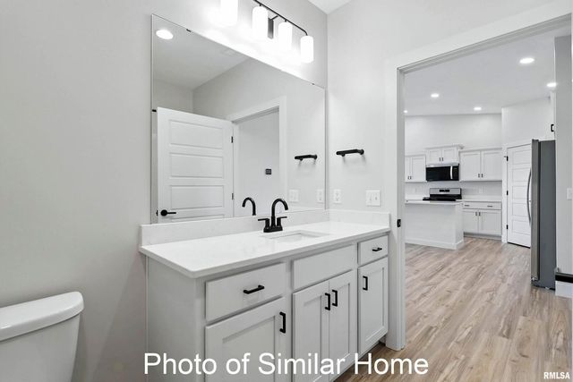 559 N 4TH Avenue, Eldridge, IA 52748