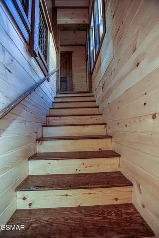 433 Ball Mountain Lane, Gatlinburg, TN 37738