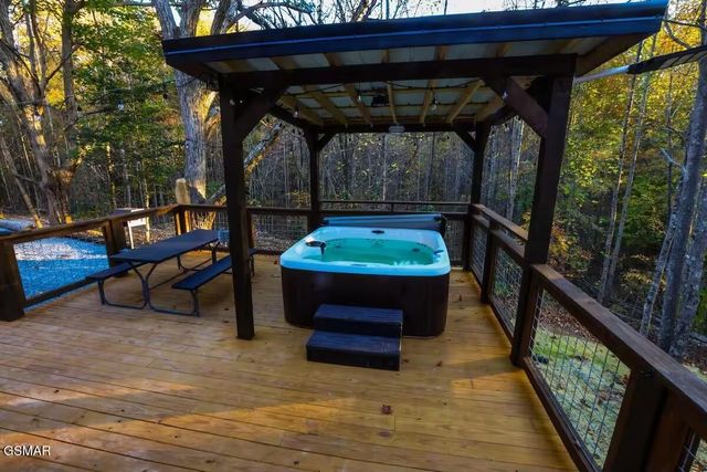 433 Ball Mountain Lane, Gatlinburg, TN 37738