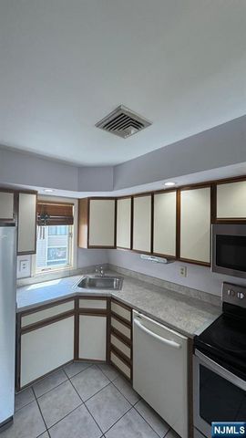 1012 River Renaissance D12, East Rutherford, NJ 07073