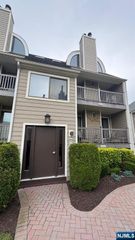 1012 River Renaissance D12, East Rutherford, NJ 07073
