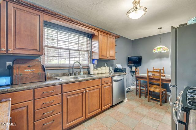 1224 East Mckinney Avenue, Rogersville, TN 37857