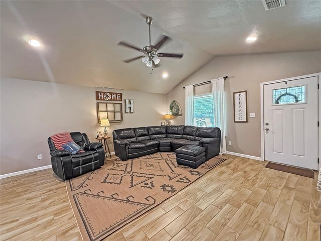 288 Nursery DR, Lexington, TX 78947
